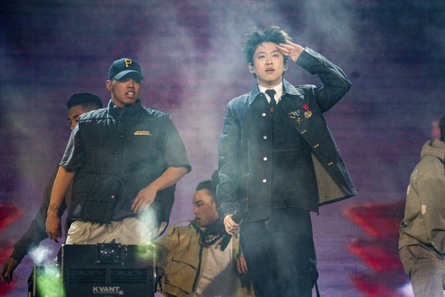 Rapper kelahiran Jakarta, 3 September 1999, ini memakai setelan denim, lengkap dengan blazer senada. Ada sentuhan militer lewat aksen berupa medal berbentuk huruf K dan kepingan emas bertulisan Kenzo. Dasi hitam juga hadir dengan bordiran motif Hana. (Foto: Amy Harris/Invision/AP)