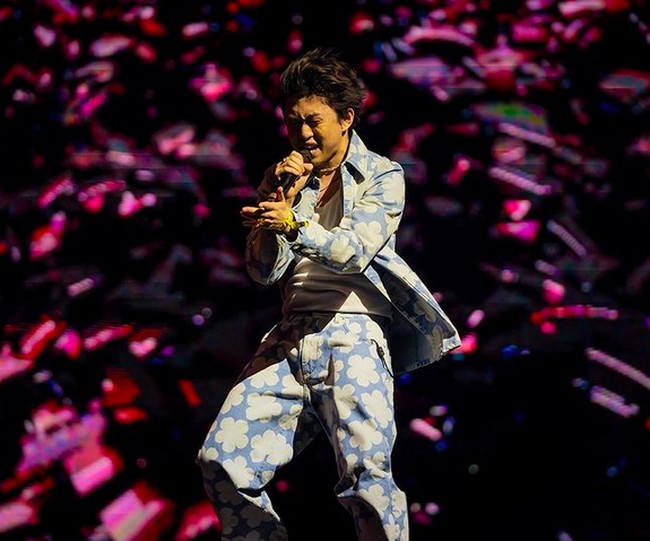 Memaksimalkan aksi panggungnya di Coachella, pria bernama asli Brian Imanuel itu bergaya dengan set busana keluaran rumah mode internasional ternama. Untuk penampilannya pada Sabtu (16/4/2022), look dari koleksi Fall-Winter 2022 Kenzo yang baru ditampilkan di Paris Fashion Week Januari lalu menjadi andalan. (Foto: Instagram/@brianimanuel)