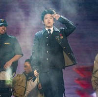 Rapper kelahiran Jakarta, 3 September 1999, ini memakai setelan denim, lengkap dengan blazer senada. Ada sentuhan militer lewat aksen berupa medal berbentuk huruf K dan kepingan emas bertulisan Kenzo. Dasi hitam juga hadir dengan bordiran motif Hana. (Foto: Amy Harris/Invision/AP)
