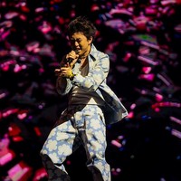 Memaksimalkan aksi panggungnya di Coachella, pria bernama asli Brian Imanuel itu bergaya dengan set busana keluaran rumah mode internasional ternama. Untuk penampilannya pada Sabtu (16/4/2022), look dari koleksi Fall-Winter 2022 Kenzo yang baru ditampilkan di Paris Fashion Week Januari lalu menjadi andalan. (Foto: Instagram/@brianimanuel)