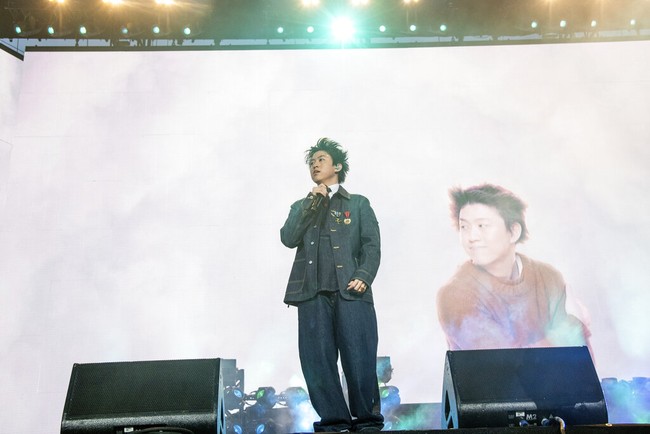 Semua pakaian yang menemani gaya Rich Brian di Coachella merupakan bagian dari karya perdana Nigo untuk Kenzo. Sebelum bergabung bersama Kenzo pada 2021, desainer yang juga DJ hip-hop asal Jepang pernah berkolaborasi dengan Nike, Pharrell Williams, Kanye West, dan Louis Vuitton.  (Foto: Amy Harris/Invision/AP)