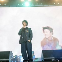 Semua pakaian yang menemani gaya Rich Brian di Coachella merupakan bagian dari karya perdana Nigo untuk Kenzo. Sebelum bergabung bersama Kenzo pada 2021, desainer yang juga DJ hip-hop asal Jepang pernah berkolaborasi dengan Nike, Pharrell Williams, Kanye West, dan Louis Vuitton.  (Foto: Amy Harris/Invision/AP)
