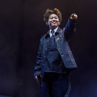 Pemilihan gaya tersebut sekaligus mempertegas eksistensi Rich Brian yang sudah diakui oleh komunitas kreatif internasional, termasuk fashion. Kira-kira, busana apa lagi yang bakal menjadi andalannya saat tampil kembali di Coachella pekan depan ya? (Foto: Amy Harris/Invision/AP)