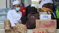 Sejumlah pondok pesantren di Surabaya memulangkan santrinya lebih awal dari tanggal libur Lebaran yang ditetapkan pemerintah.