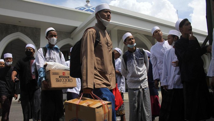 SANTRI SURABAYA MUDIK AWAL Sejumlah santri membawa barang bawaannya untuk mudik di Pondok Pesantren Assalafi Al Fithrah, Surabaya, Jawa Timur, Senin (18/4/2022). Sejumlah pondok pesantren di Surabaya memulangkan santrinya lebih awal dari tanggal libur Lebaran yang ditetapkan pemerintah guna menghindari kepadatan arus lalu lintas saat arus mudik. ANTARA FOTO/Patrik Cahyo Lumintu/Zk/rwa.