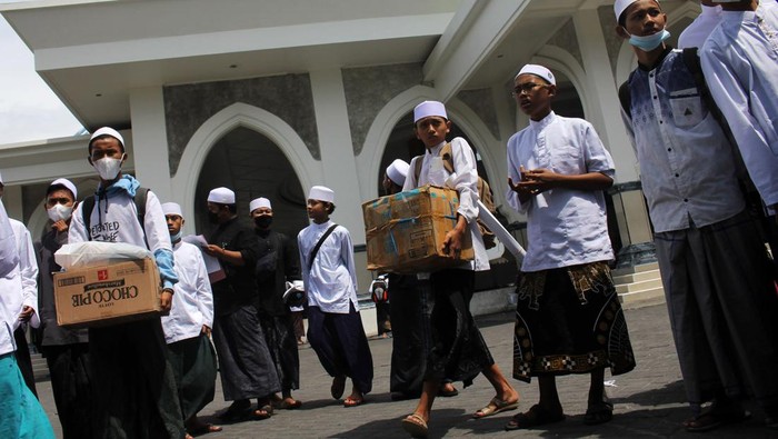 SANTRI SURABAYA MUDIK AWAL Sejumlah santri membawa barang bawaannya untuk mudik di Pondok Pesantren Assalafi Al Fithrah, Surabaya, Jawa Timur, Senin (18/4/2022). Sejumlah pondok pesantren di Surabaya memulangkan santrinya lebih awal dari tanggal libur Lebaran yang ditetapkan pemerintah guna menghindari kepadatan arus lalu lintas saat arus mudik. ANTARA FOTO/Patrik Cahyo Lumintu/Zk/rwa.