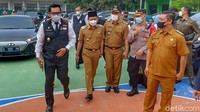 Gubernur Jawa Barat Ridwan Kamil menghadiri launching rencana pembangunan danau Tegalluar di SMAN 1 Bojongsoang, Kabupaten Bandung, Senin (18/4/2022). Kang Emil, sapaan akrabnya, mengatakan ingin agar pembangunan danau itu tak hanya untuk mengantisipasi banjir tetapi juga bisa menjadi sumber pariwisata.