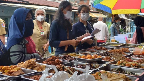 Petugas Loka POM Buleleng melakukan sidak terhadap penjual menjajakan takjil ramadhan di pasar kaget jalan jeruk buleleng