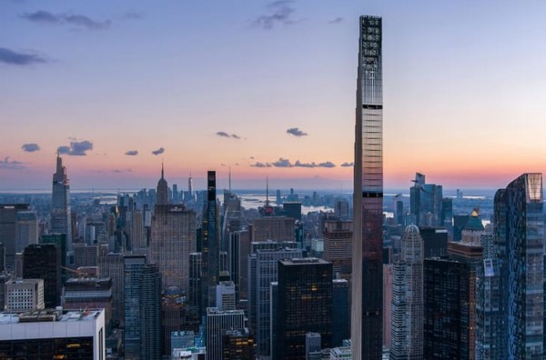 Inilah Steinway Tower atau 111 West 57th Street. Gedung itu memiliki rasio tinggi dan lebar 24:1, menjadikannya pencakar langit paling ramping di dunia, menurut pengembang (Foto: CNN)