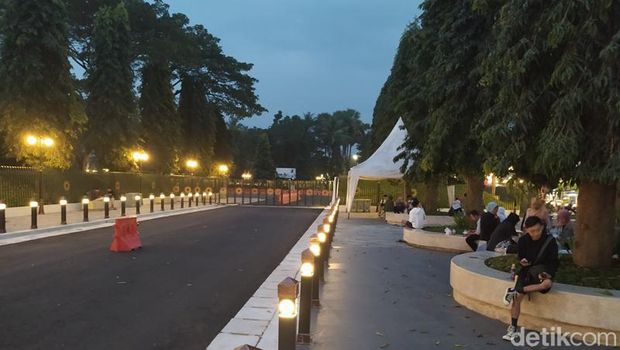 Suasana ngabuburit di kawasan Borobudur, Kabupaten Magelang, Senin (18/4/2022).