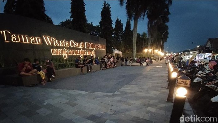 Suasana ngabuburit di kawasan Borobudur, Kabupaten Magelang, Senin (18/4/2022).