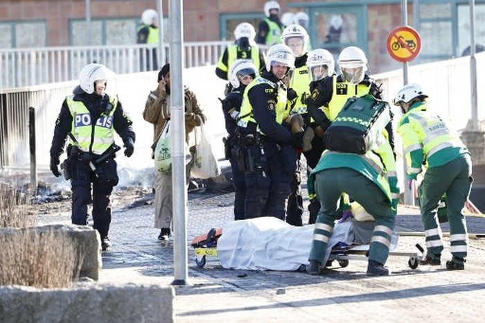 Protesters burn a barricade at the entrance to a shopping center during rioting in Norrkoping, Sweden on April 17, 2022. - Plans by a far-right group to publicly burn copies of the Koran sparked violent clashes with counter-demonstrators for the third day running in Sweden, police said on April 17, 2022. (Photo by Stefan JERREVANG / various sources / AFP) / Sweden OUT