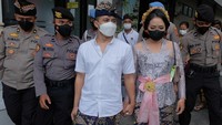 Anggota Polisi mengawal tahanan kasus narkotika I Wayan Bawa Kartika bersama pasangannya saat akan melakukan upacara pernikahan secara adat Bali di Polresta Denpasar, Bali, Senin (18/4/2022).