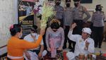 Dijaga Ketat, Tahanan Kasus Narkotika Ini Menikah di Polresta Denpasar