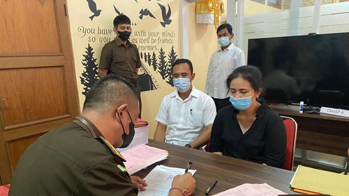 Pihak Kejaksaan Negeri (Kejari) Denpasar menahan wanita bernama Ira Yuanita Kweani yang diduga sebagai pelaku penggelapan uang arisan online. Ira Yuanita Kweani langsung ditahan oleh Kejari Denpasar usai dilimpahkan oleh Polda Bali.