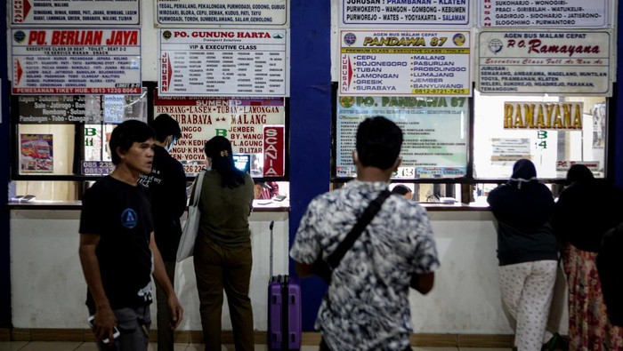 Sejumlah calon penumpang bus menunggu jadwal keberangkatannya di Terminal Poris Plawad, Kota Tangerang, Banten, Senin (18/4/2022). Memasuki minggu ketiga bulan Ramadhan, terminal tersebut terpantau mulai ramai pemudik. ANTARA FOTO/Fauzan/aww.
