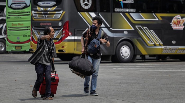 Sejumlah calon penumpang bus menunggu jadwal keberangkatannya di Terminal Poris Plawad, Kota Tangerang, Banten, Senin (18/4/2022). Memasuki minggu ketiga bulan Ramadhan, terminal tersebut terpantau mulai ramai pemudik. ANTARA FOTO/Fauzan/aww.