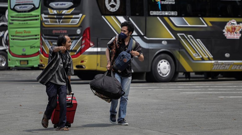 Terminal Poris Plawad Tangerang Mulai Ramai Pemudik Sejumlah calon penumpang bus menunggu jadwal keberangkatannya di Terminal Poris Plawad, Kota Tangerang, Banten, Senin (18/4/2022). Memasuki minggu ketiga bulan Ramadhan, terminal tersebut terpantau mulai ramai pemudik. ANTARA FOTO/Fauzan/aww.