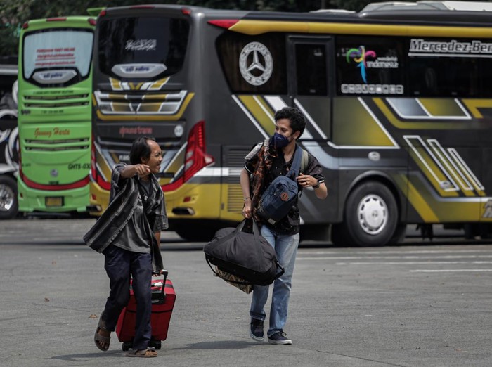Sejumlah calon penumpang bus menunggu jadwal keberangkatannya di Terminal Poris Plawad, Kota Tangerang, Banten, Senin (18/4/2022). Memasuki minggu ketiga bulan Ramadhan, terminal tersebut terpantau mulai ramai pemudik. ANTARA FOTO/Fauzan/aww.