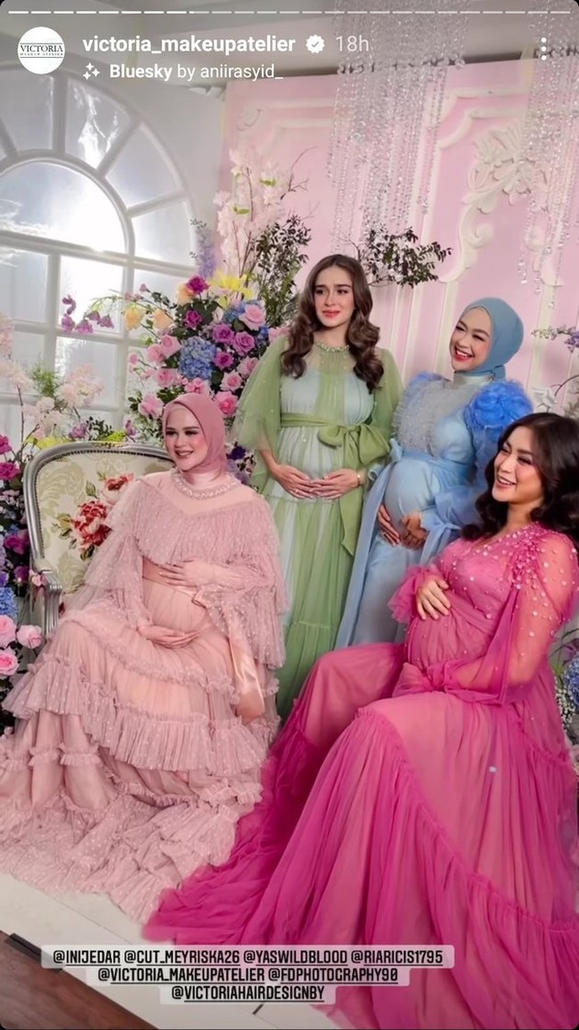 Geng dari para bumil yang beranggotakan Jedar, Ricis, Cut Meyriska, dan Yasmin Wildblood itu diberi nama The Bumils. Pesona keempatnya pun terlihat semakin terpancar saat tengah hamil. Foto: Instagram