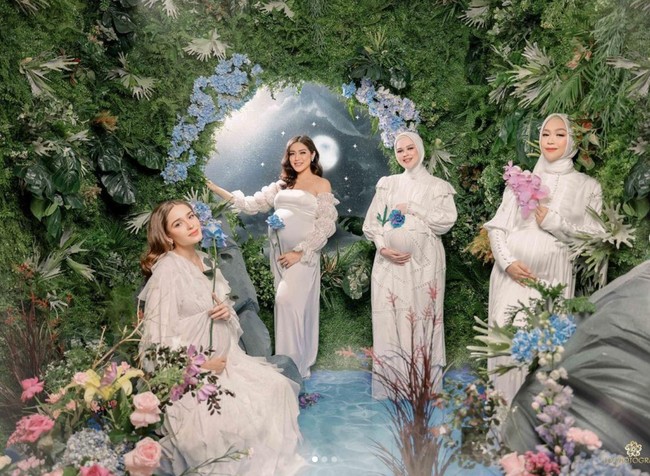 Dalam video serta foto-foto yang dibagikan terlihat pemotretan para bumil cantik itu terbagi dalam dua sesi konsep yang berbeda. Dalam sesi pertama, Jessica Iskandar, Yasmin Wildblood, Cut Meyriska, dan Ria Ricis tampil kompak mengenakan busana serba putih. Dengan gaun putih panjang dan latar belakang tumbuh-tumbuhan hijau, keempatnya terlihat begitu cantik bak bidadari. Foto: Instagram