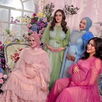 Geng dari para bumil yang beranggotakan Jedar, Ricis, Cut Meyriska, dan Yasmin Wildblood itu diberi nama The Bumils. Pesona keempatnya pun terlihat semakin terpancar saat tengah hamil. Foto: Instagram