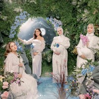 Dalam video serta foto-foto yang dibagikan terlihat pemotretan para bumil cantik itu terbagi dalam dua sesi konsep yang berbeda. Dalam sesi pertama, Jessica Iskandar, Yasmin Wildblood, Cut Meyriska, dan Ria Ricis tampil kompak mengenakan busana serba putih. Dengan gaun putih panjang dan latar belakang tumbuh-tumbuhan hijau, keempatnya terlihat begitu cantik bak bidadari. Foto: Instagram