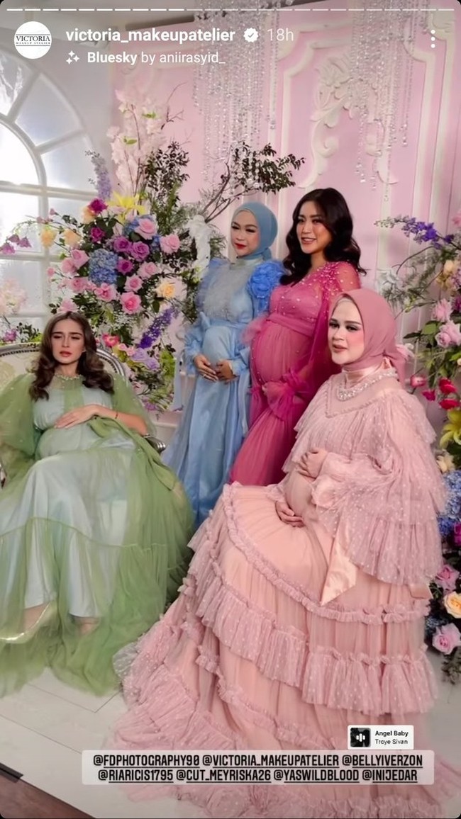 Dengan gaun panjang dan riasan wajah yang mendukung, keempat bumil itu terlihat begitu cantik dan memukau. Kamu setuju nggak kalau penampilan 4 bumil ini seperti para bidadari yang sedang berkumpul? Foto: Instagram