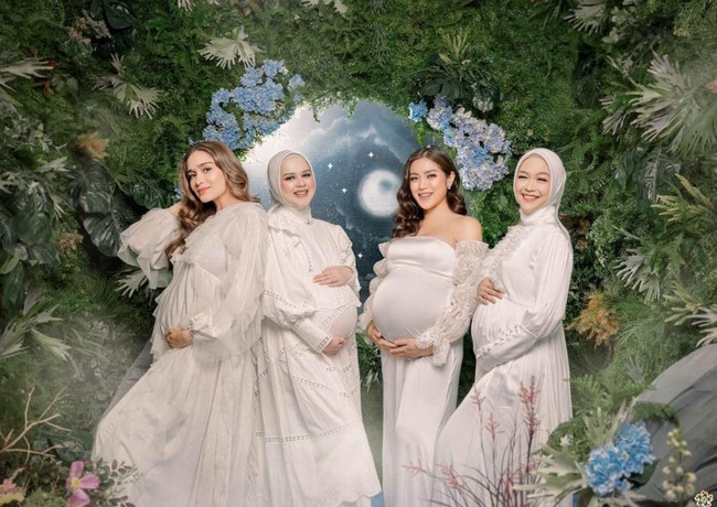 Jika sebelumnya Nagita Slavina, Aurel Hermansyah, Paula Verhoeven, dan Lesti Kejora pernah terlihat melakukan pemotretan maternity bersama, maka kali ini giliran Jedar dan teman-temannya. Keempat bumil cantik itu tampak melakukan pemotretan maternity bersama-sama. Foto: Instagram