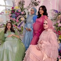 Dengan gaun panjang dan riasan wajah yang mendukung, keempat bumil itu terlihat begitu cantik dan memukau. Kamu setuju nggak kalau penampilan 4 bumil ini seperti para bidadari yang sedang berkumpul? Foto: Instagram