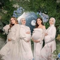 Jika sebelumnya Nagita Slavina, Aurel Hermansyah, Paula Verhoeven, dan Lesti Kejora pernah terlihat melakukan pemotretan maternity bersama, maka kali ini giliran Jedar dan teman-temannya. Keempat bumil cantik itu tampak melakukan pemotretan maternity bersama-sama. Foto: Instagram