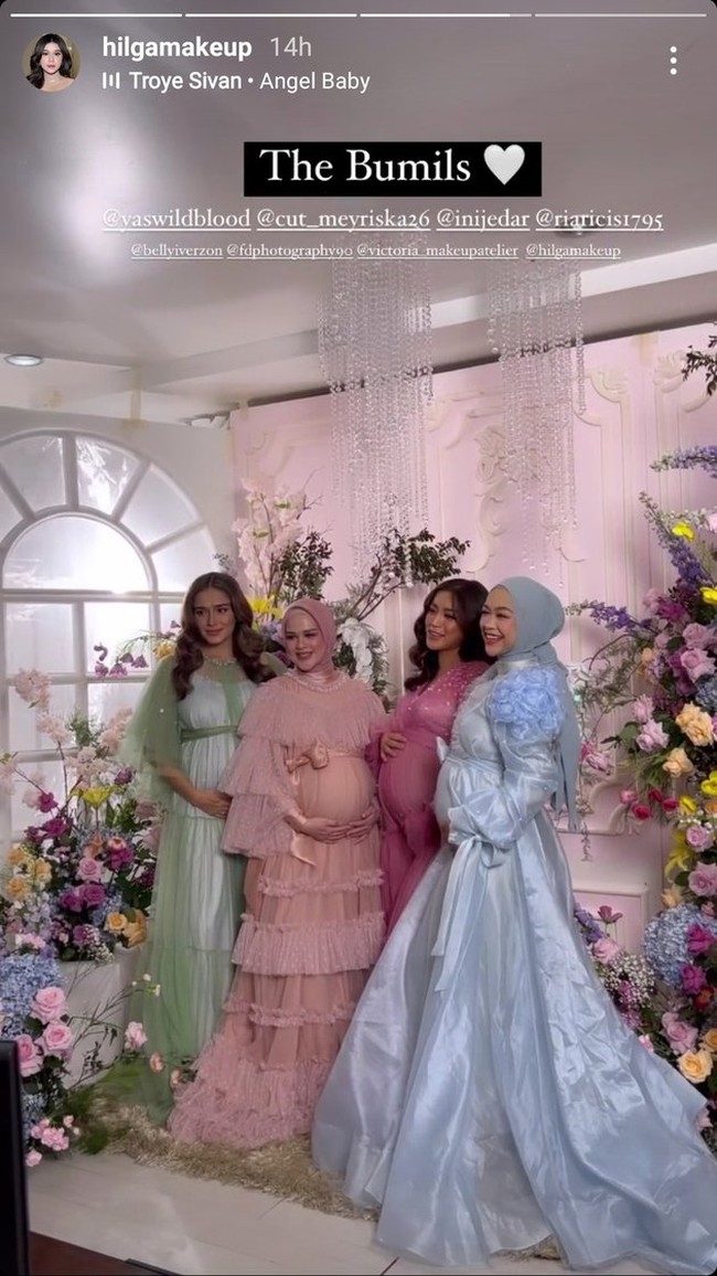 Berlatar dinding yang didominasi warna merah muda dan bunga berwarna-warni, pemotretan keempat bumil ini terlihat memukau dan juga keren. Tak sedikit netizen yang memuji foto-foto tersebut. Mereka menyebut Jedar, Ricis, Cut Meyriska, dan Yasmin Wildblood terlihat seperti bidadari. Foto: Instagram