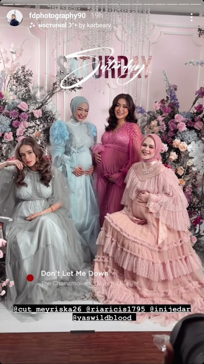 Berbeda dari sesi foto yang pertama, di sesi kedua ini para bumil terlihat cantik mengenakan gaun yang lebih berwarna. Jedar mengenakan gaun berwarna merah muda, Cut Meyriska bergaun warna salem, Ria Ricis mengenakan warna biru, dan Yasmin Wildblood bergaun warna hijau. Foto: Instagram