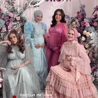 Berbeda dari sesi foto yang pertama, di sesi kedua ini para bumil terlihat cantik mengenakan gaun yang lebih berwarna. Jedar mengenakan gaun berwarna merah muda, Cut Meyriska bergaun warna salem, Ria Ricis mengenakan warna biru, dan Yasmin Wildblood bergaun warna hijau. Foto: Instagram