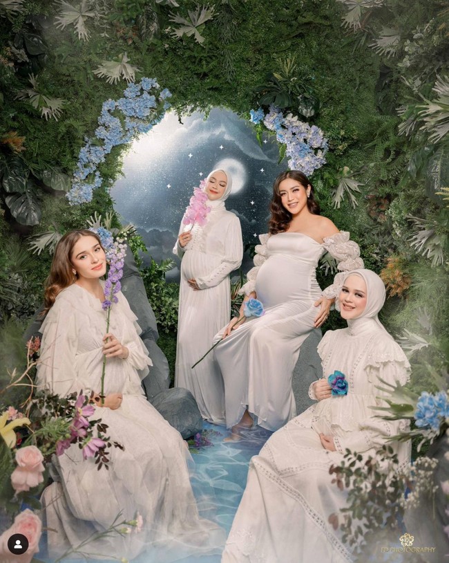 Keempat bumil cantik itu tampak memamerkan baby bump mereka yang sudah terlihat membesar. Cut Meyriska dan Ria Ricis tampil cantik mengenakan hijab berwarna senada, sedangkan Yasmin Wildblood dan Jedar tak kalah memukau dengan rambut panjang yang dibuat bergelombang dan dibiarkan terurai. Foto: Instagram