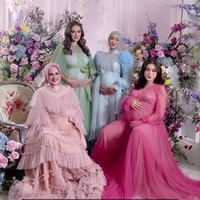 Tak hanya dibanjiri dengan pujian, unggahan foto-foto maternity Jedar, Ricis, Cut Meyriska, dan Yasmin Wildblood juga dipenuhi doa-doa dari para netizen. Mereka mendoakan agar keempat bumil dan bayinya tetap sehat hingga proses lahiran nanti. Foto: Instagram