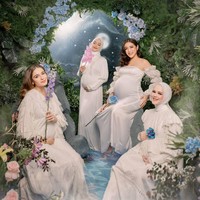 Keempat bumil cantik itu tampak memamerkan baby bump mereka yang sudah terlihat membesar. Cut Meyriska dan Ria Ricis tampil cantik mengenakan hijab berwarna senada, sedangkan Yasmin Wildblood dan Jedar tak kalah memukau dengan rambut panjang yang dibuat bergelombang dan dibiarkan terurai. Foto: Instagram