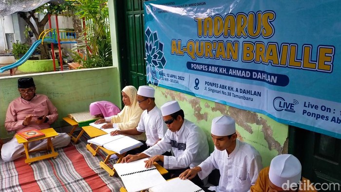 tunanetra nganji bareng dengan Al-Quran braille