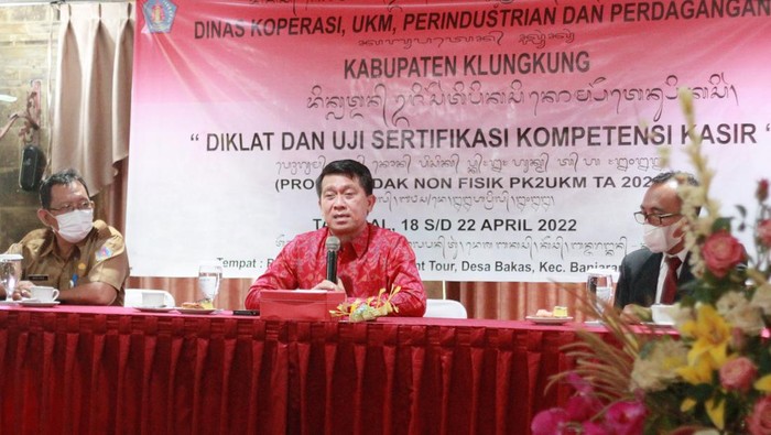 Bupati Klungkung, I Nyoman Suwirta saat membuka kegiatan Pelatihan dan Uji Sertifikasi Kompetensi Kasir di Meeting Room Bakas Levi Rafting, Desa Bakas, Kecamatan Banjarangkan, Senin (18/4/2022).
