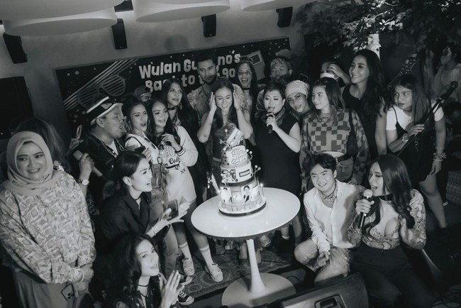 Perayaan ulang tahun Wulan Guritno itu pun tampak meriah dengan dihadiri sejumlah rekan artis dan para kerabatnya. Sesuai dengan tema pesta kejutan ulang tahunnya, para tamu yang hadir tampak bergaya retro tahun 90-an. Foto: Instagram