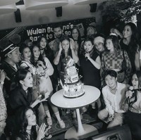 Perayaan ulang tahun Wulan Guritno itu pun tampak meriah dengan dihadiri sejumlah rekan artis dan para kerabatnya. Sesuai dengan tema pesta kejutan ulang tahunnya, para tamu yang hadir tampak bergaya retro tahun 90-an. Foto: Instagram