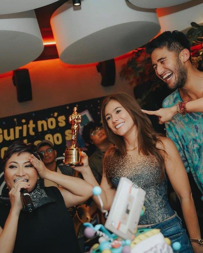 Acara ulang tahun Wulan pun semakin meriah dengan dipandu oleh Indy Barends selaku host acara tersebut. Ekspresi bahagia pun terlihat jelas di wajah cantik Wulan Guritno. Foto: Instagram
