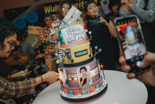 Kue ulang tahun Wulan Guritno pun tak kalah unik dan menarik. Mengsung konsep Back to the 90 s, pada kue ulang tahun itu terlihat beberapa foto lawas Wulan Guritno semasa muda. Foto: Instagram