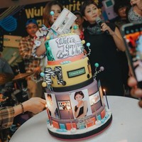 Kue ulang tahun Wulan Guritno pun tak kalah unik dan menarik. Mengsung konsep Back to the 90 s, pada kue ulang tahun itu terlihat beberapa foto lawas Wulan Guritno semasa muda. Foto: Instagram