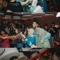 Yang tak kalah mencuri perhatian adalah penampilan Wulan Guritno dan Sabda Ahessa dalam acara tersebut. Walaupun memiliki perbedaan usia yang cukup jauh, yaitu sekitar 15 tahun, namun keduanya terlihat kompak dan romantis. Sabda Ahessa berusia lebih muda dari Wulan. Foto: Instagram