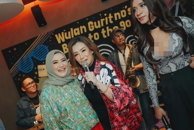 Beberapa rekan artis seperti Reza Artamevia dan Aming pun terlihat ikut meramaikan acara kejutan pesta ulang tahun Wulan Guritno. Tak hanya hadir sebagai tamu undangan, Reza juga tampak ikut tampil bernyanyi dalam acara tersebut. Foto: Instagram