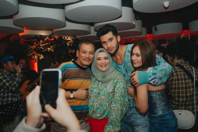 Wulan Guritno pun terlihat memiliki hubungan yang cukup dekat dengan orangtua dari Sabda Ahessa. Mereka pun terlihat kompak berfoto bersama. Foto: Instagram