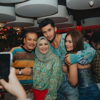 Wulan Guritno pun terlihat memiliki hubungan yang cukup dekat dengan orangtua dari Sabda Ahessa. Mereka pun terlihat kompak berfoto bersama. Foto: Instagram