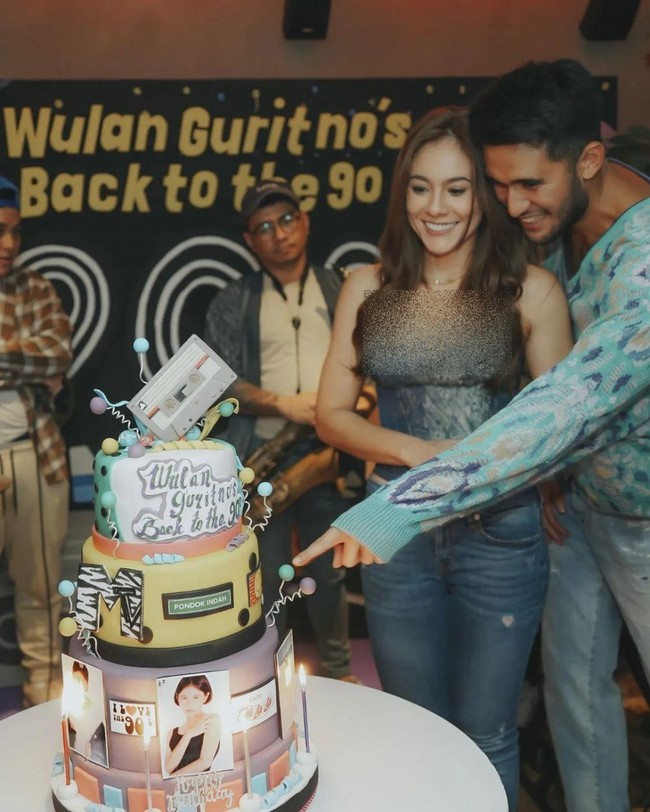 Tepat pada tanggal 14 April lalu Wulan Guritno baru saja merayakan ulang tahunnya yang ke-41. Untuk memperingati ulang tahunnya kali ini, Wulan Guritno tampak mendapatkan kejutan berupa pesta ulang tahun dari sang kekasih, Sabda Ahessa. Foto: Instagram