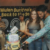 Tepat pada tanggal 14 April lalu Wulan Guritno baru saja merayakan ulang tahunnya yang ke-41. Untuk memperingati ulang tahunnya kali ini, Wulan Guritno tampak mendapatkan kejutan berupa pesta ulang tahun dari sang kekasih, Sabda Ahessa. Foto: Instagram